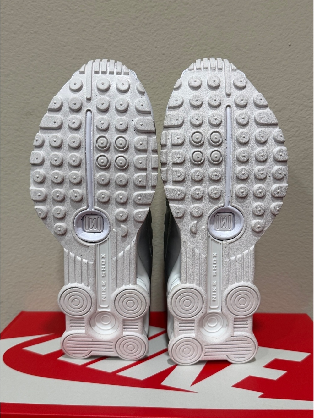 Size 6Y/7.5 Women - Nike Shox R4 GS “White Metallic Silver” 2025 - Picture 4 of 6